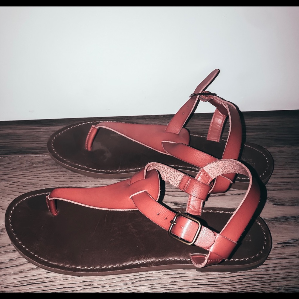 Red flatted sandals*